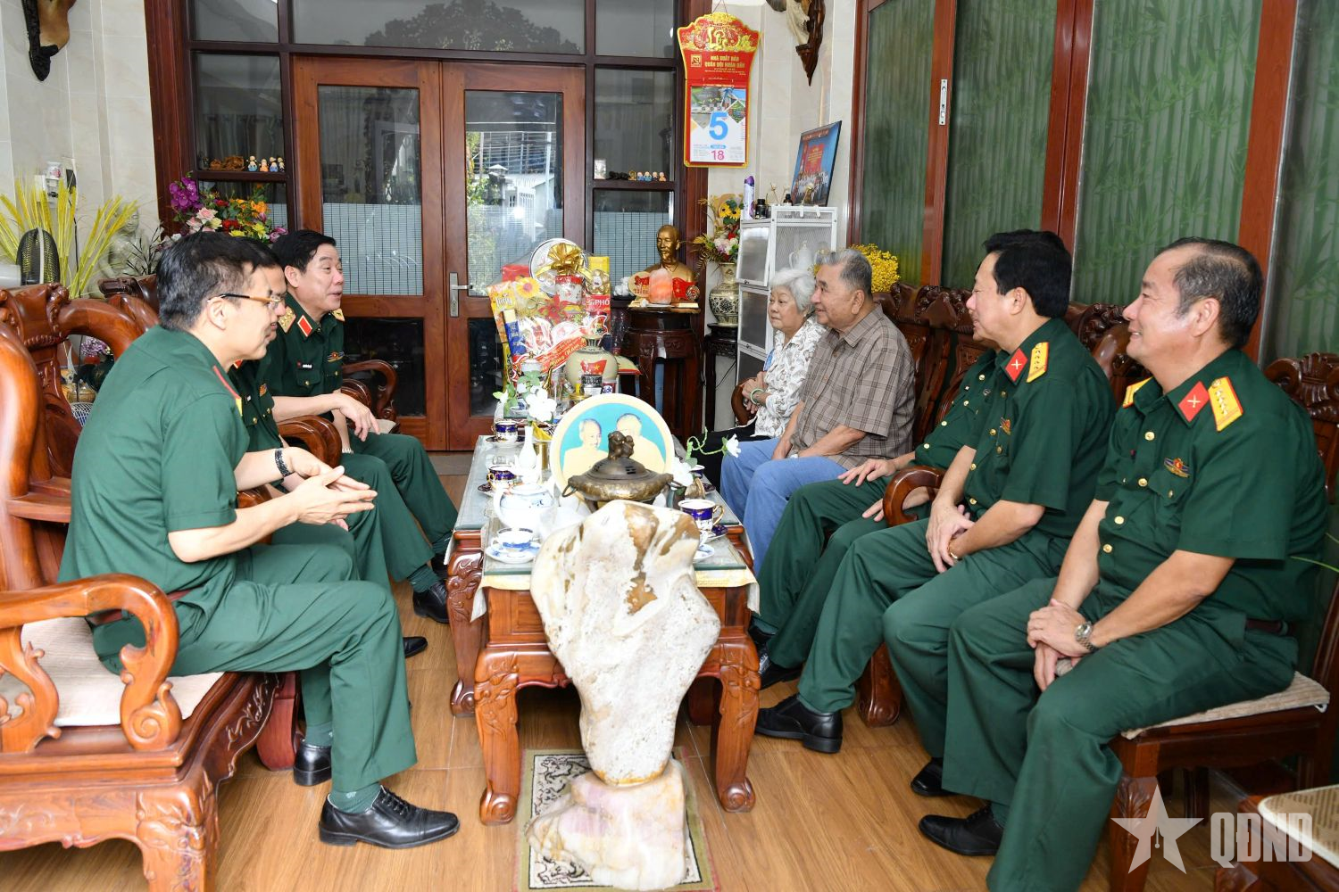 Thượng tướng Nguyễn Văn Gấu thăm, chúc Tết Thượng tướng Bùi Văn Huấn

